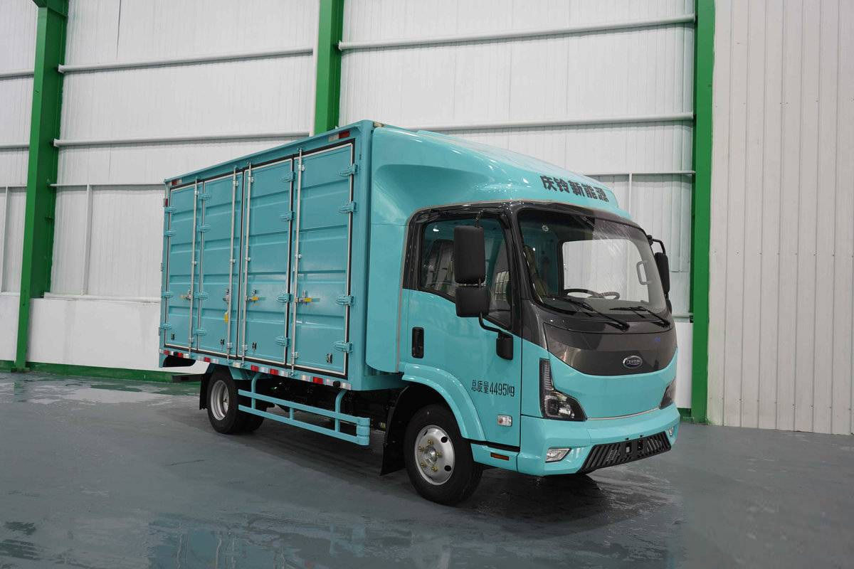 Qingling EVM100 pure electric box truck in a warehouse